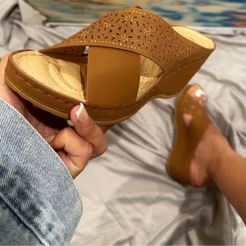 Max Comfort Dark Carmel 2” Wedges